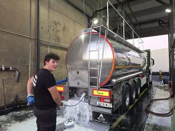 Operario del equipo de Mateo Tank Cleaning lavando una cisterna Parcisa en Tudela