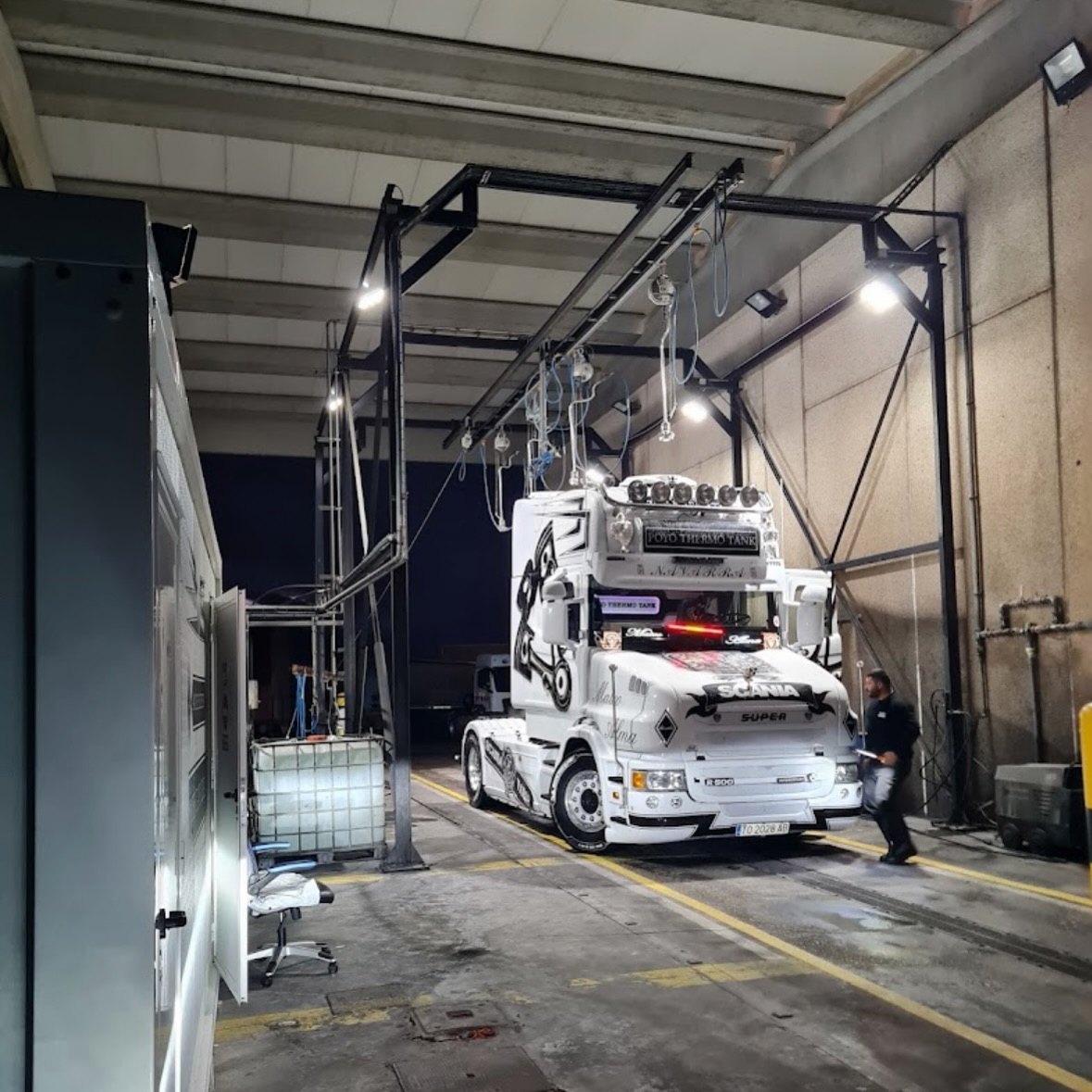 Lavadero de cisternas Mateo Tank Cleaning con Scania Poyo Thermo Tank de noche en Tudela