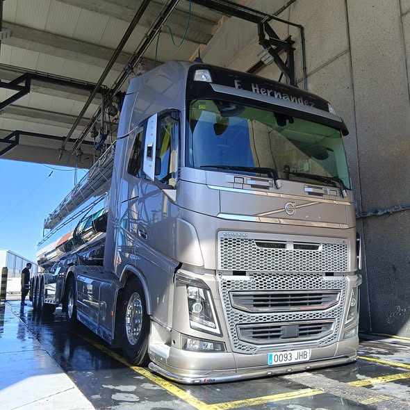 Lavado de camión Volvo de F. Hernandez en lavadero Mateo Tank Cleaning, Tudela