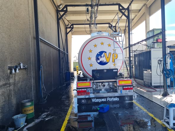 Lavado interior de cisterna alimentaria Vázquez Portela en Mateo Tank Cleaning, Tudela