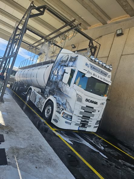 Lavado exterior de cisterna alimentaria Scania Cabrera y Mármol Ntra. Sra. de los Dolores