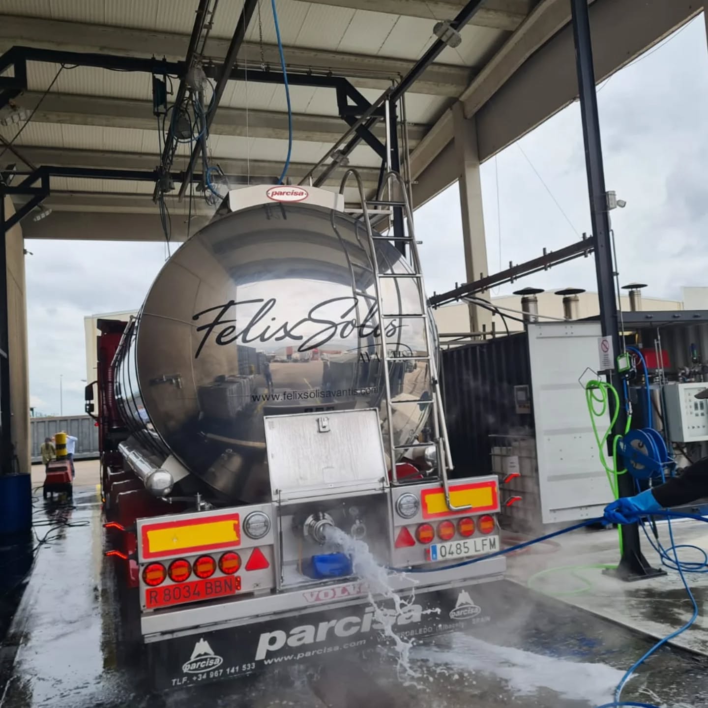 Lavado exterior de cisterna alimentaria Félix Solís, vista trasera, en Mateo Tank Cleaning Tudela