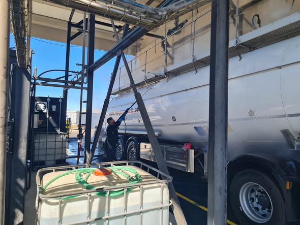 Lavado exterior de cisterna inox en el lavadero de Mateo Tank Cleaning en Tudela, Navarra