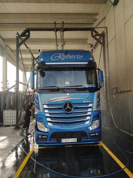 Lavado exterior de camión Mercedes Roberto en lavadero Mateo Tank Cleaning, Tudela