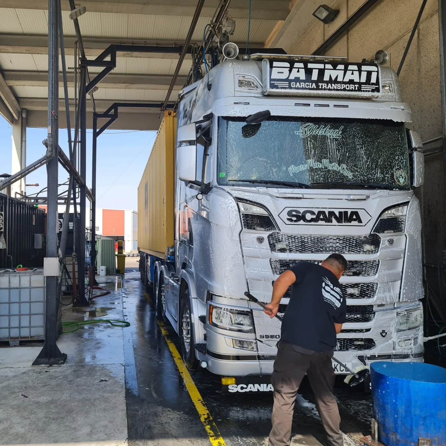 Lavado exterior de Scania Batman de García Transport con espuma en Mateo Tank Cleaning, Tudela