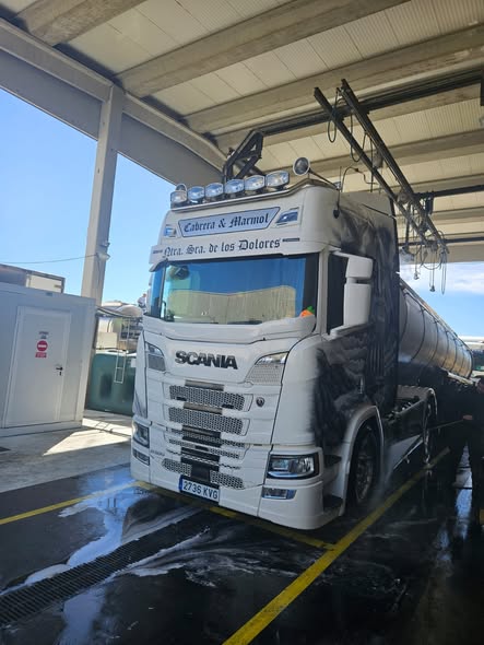 Lavado exterior de camión Scania Cabrera y Mármol en lavadero de cisternas en Tudela
