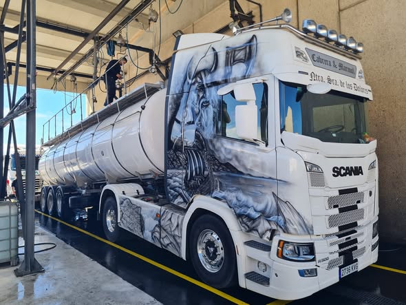 Lavado exterior de cisterna Scania Cabrera y Mármol decorada en Mateo Tank Cleaning, Tudela