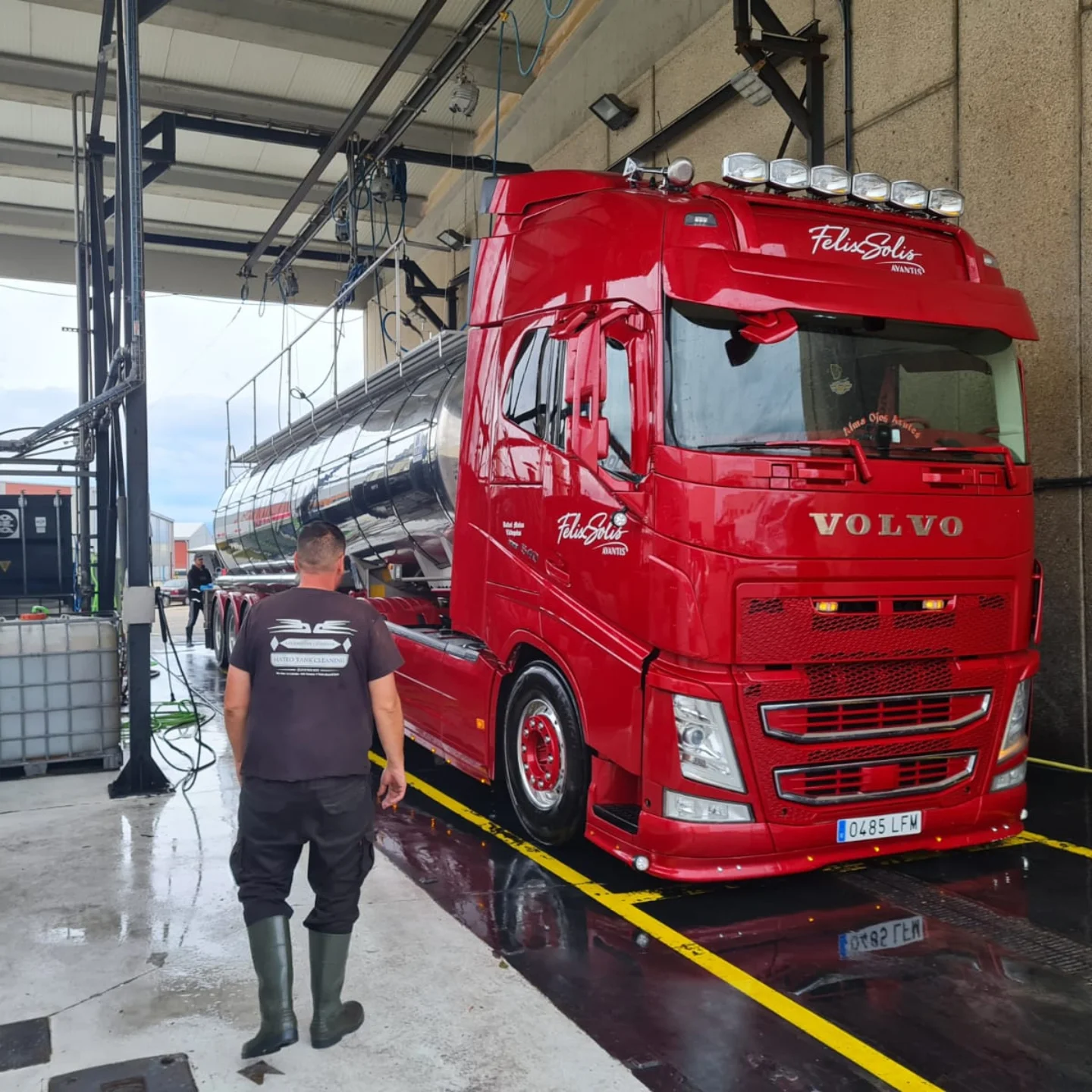 Lavado exterior de camión Volvo Félix Solís con cisterna inox en Mateo Tank Cleaning, Tudela