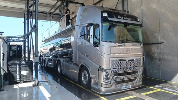 Camión Volvo F. Hernandez con cisterna alimentaria durante el lavado interior en Tudela