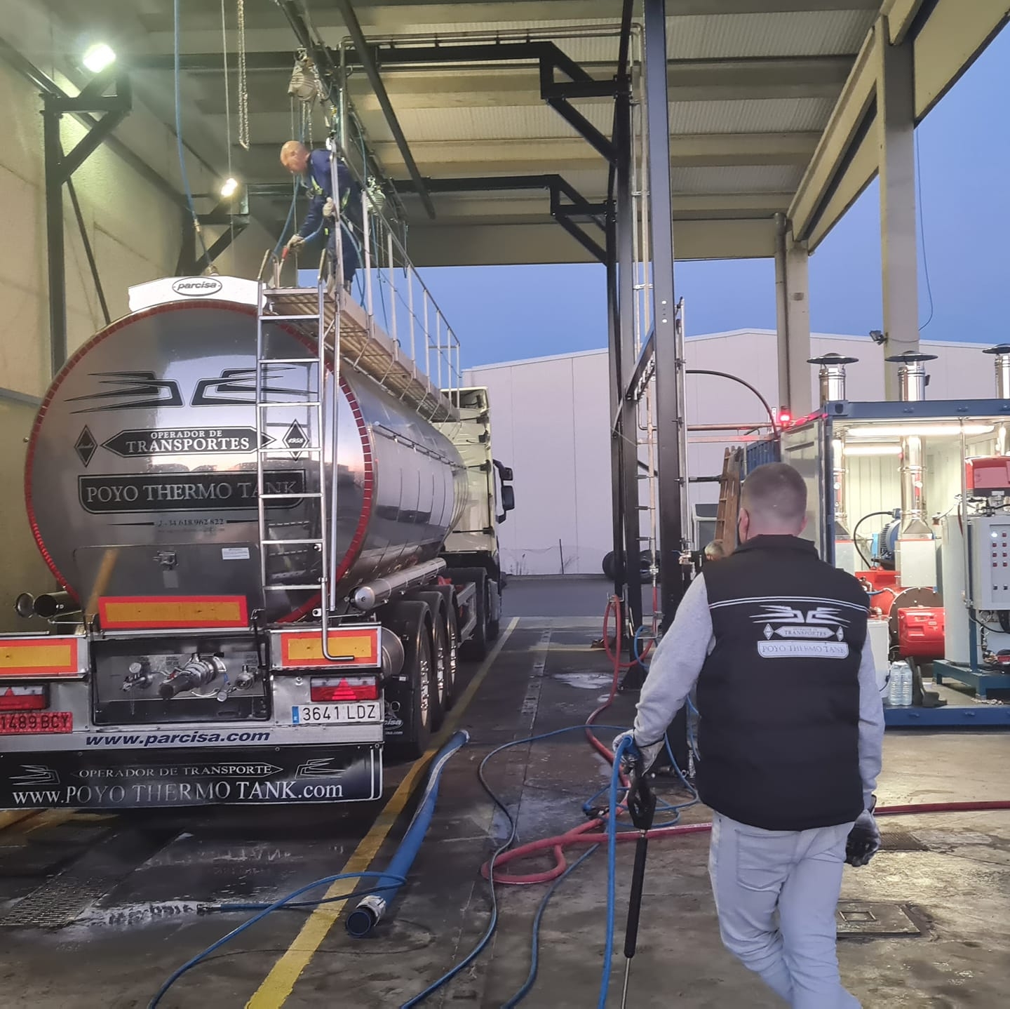 Lavado interior de cisterna alimentaria en Mateo Tank Cleaning, Polígono Las Labradas, Tudela