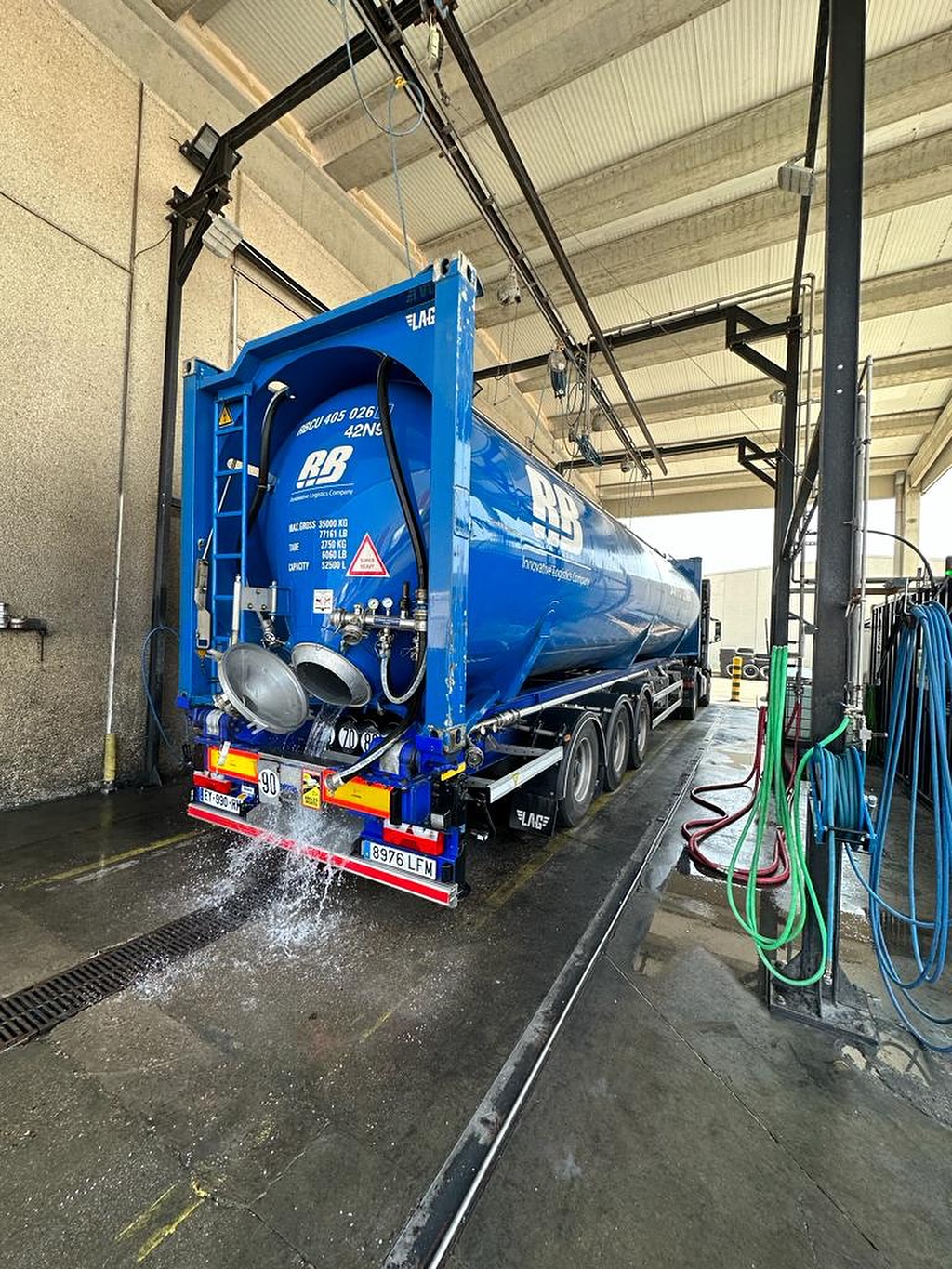 Lavado de isotanque azul R+B en Mateo Tank Cleaning, lavadero de cisternas en Tudela