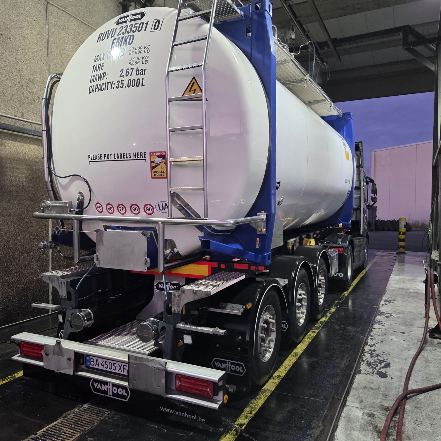 Lavado de isotanque Van Hool de 35.000 L en Mateo Tank Cleaning, Tudela