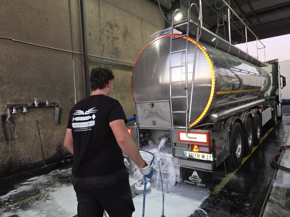 Técnico lavando el interior de una cisterna alimentaria Parcisa en Mateo Tank Cleaning, Tudela