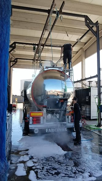 Técnico de Mateo Tank Cleaning realizando lavado interior de cisterna Farcinox en Tudela
