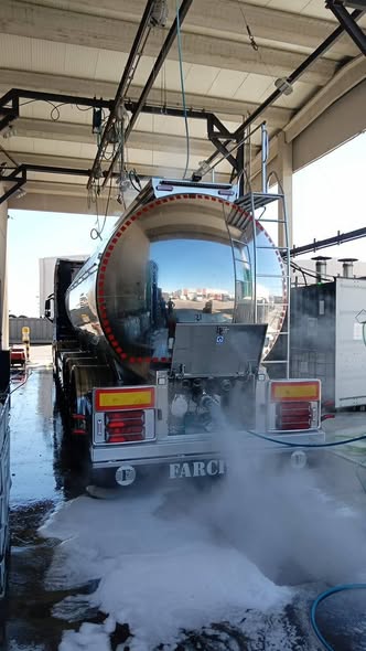 Vaporizado de cisterna Farcinox con vapor visible en lavadero Mateo Tank Cleaning, Tudela