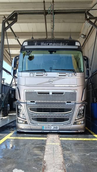 Camión Volvo F. Hernandez en el box de lavado de Mateo Tank Cleaning, Tudela